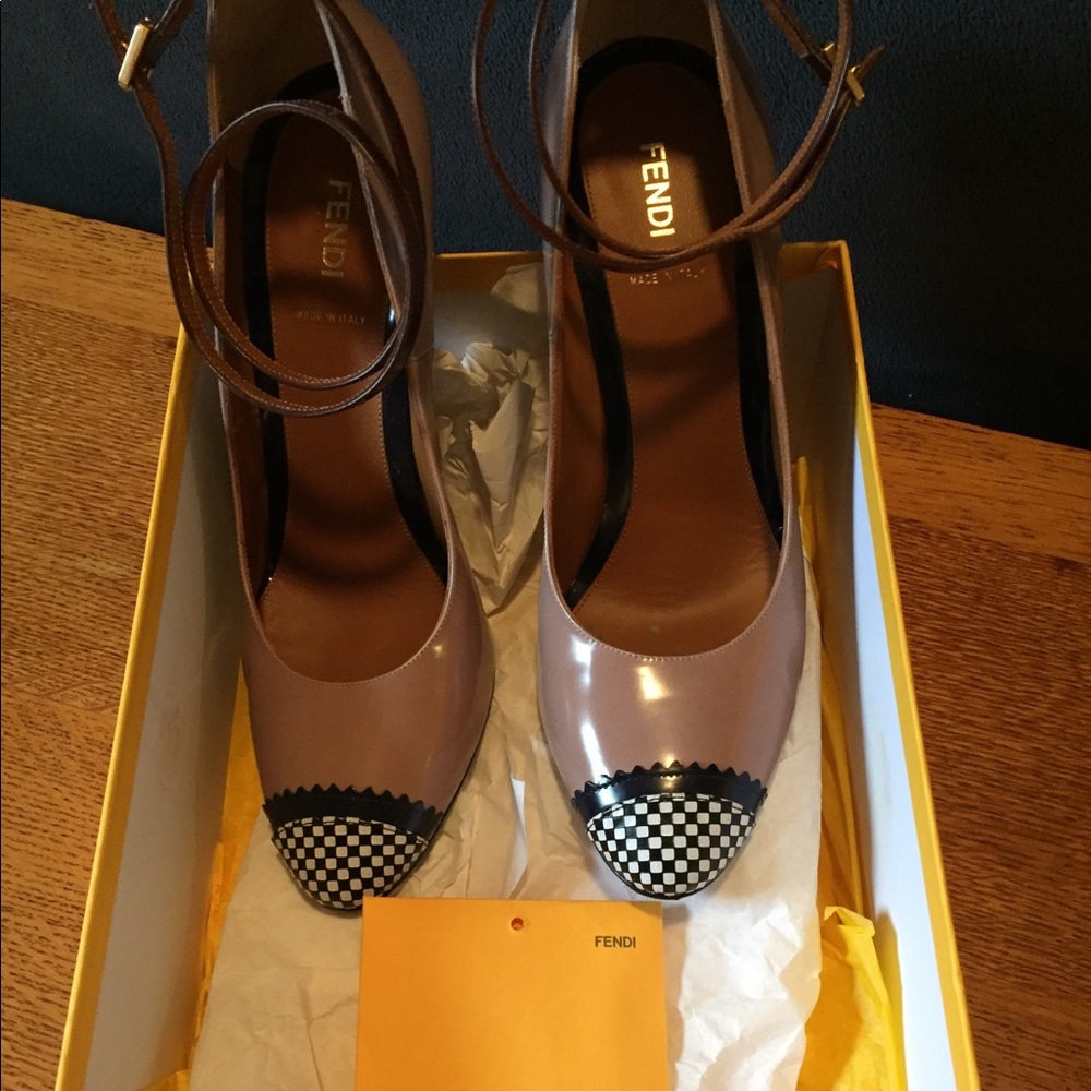 Beautiful Fendi ankle strap cap toe pumps. - Picture 8 of 8